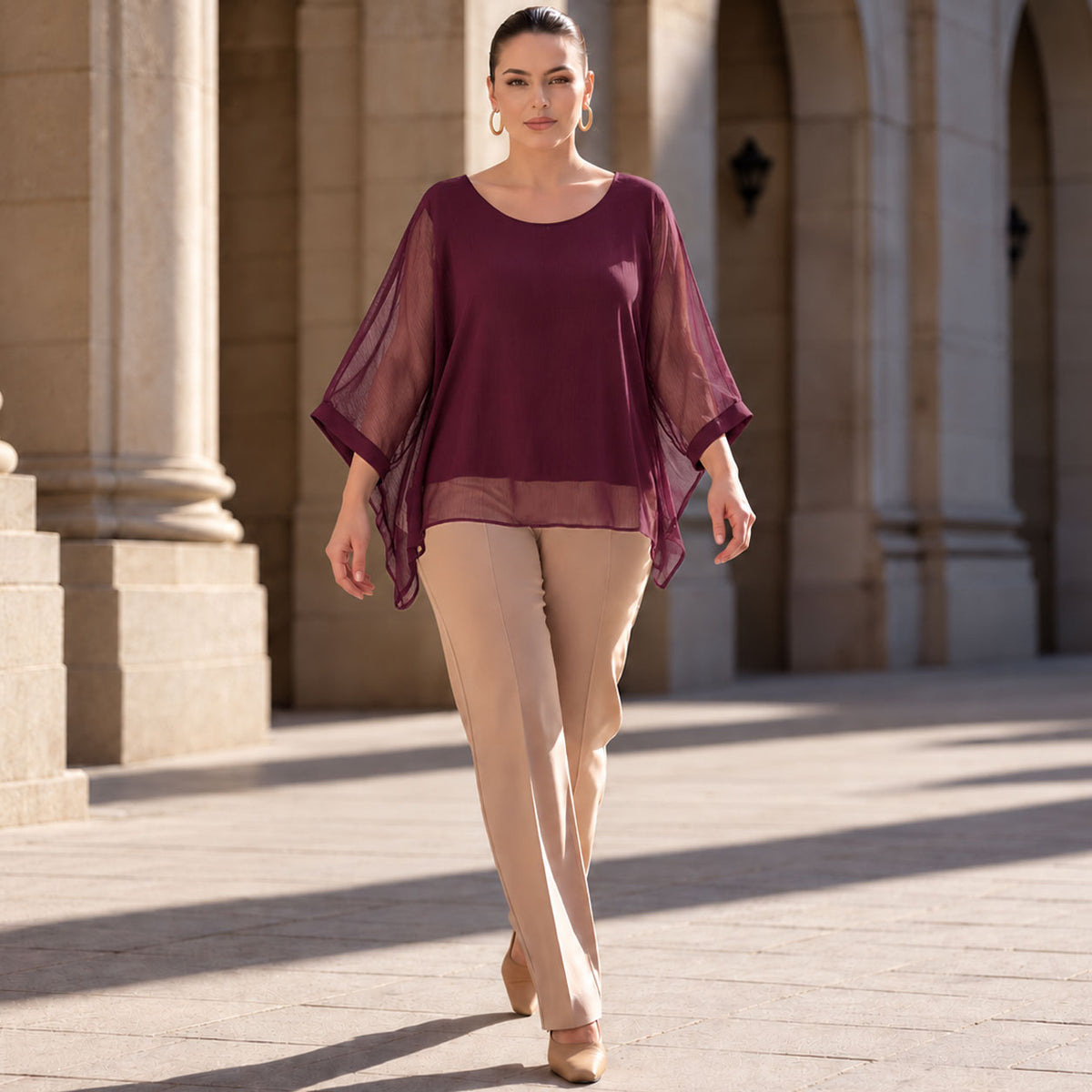 Макси шифонена блуза с прилеп ръкав 7286 в тъмен патладжан с прилеп ръкави, носена от жена на улицата.
