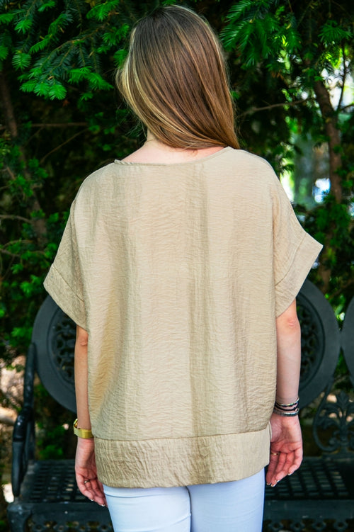 Loose-fit linen women's blouse with an accessory