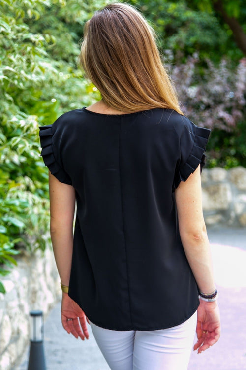 Women's blouse with ruffled sleeves and a complimentary necklace