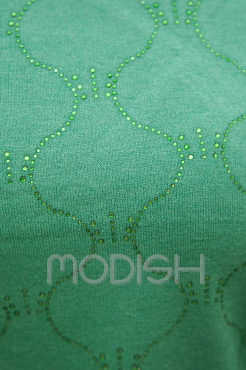 Мек пуловер с фигури от мъниста отпред