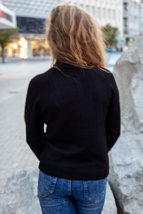 Turtleneck sweater with cable knit and diamond fastenings