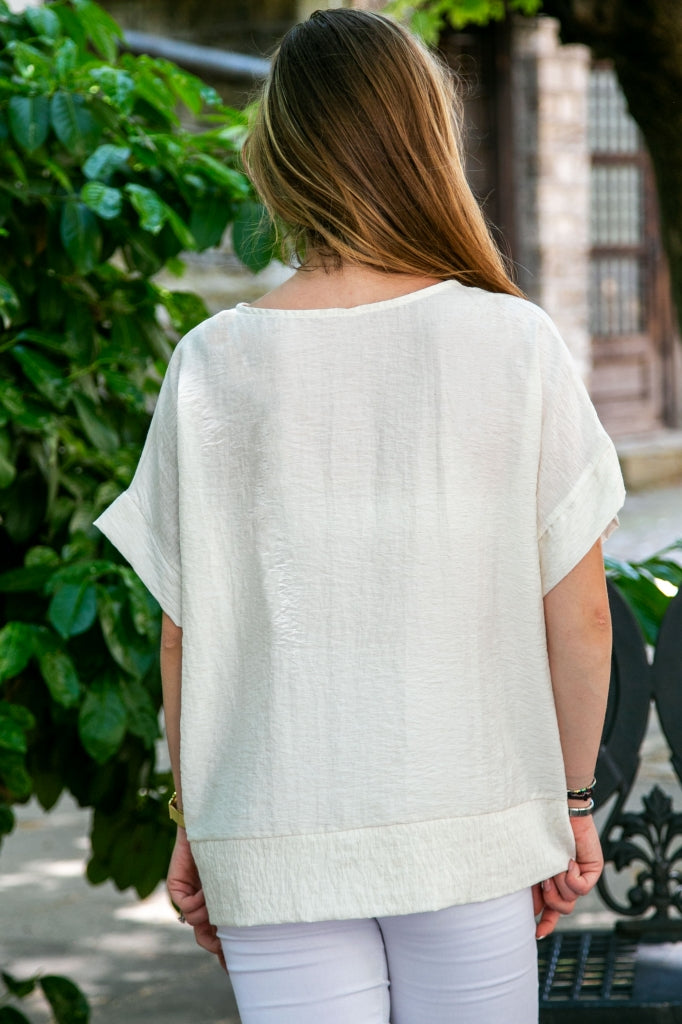 Loose-fit linen women's blouse with an accessory
