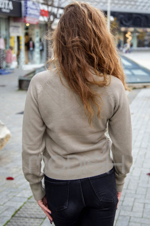 Turtleneck sweater with cable knit and diamond fastenings